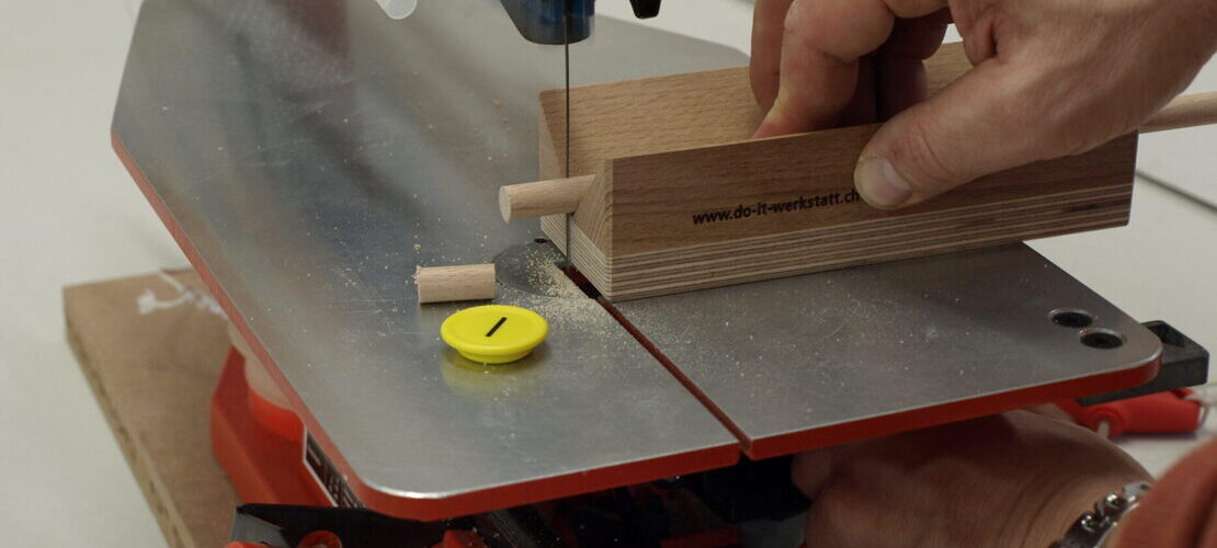 Bohr- und Sägehilfe für Rundstäbe